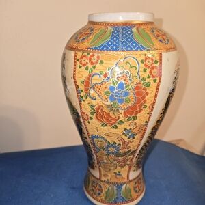 Vintage Chinese Porceline 9 3/4" Tall Vase.